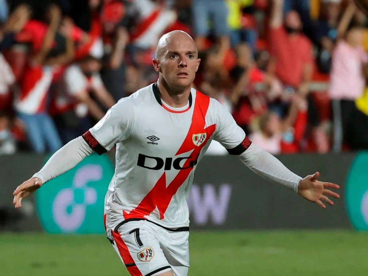  Isi celebra un gol con el Rayo Vallecano.