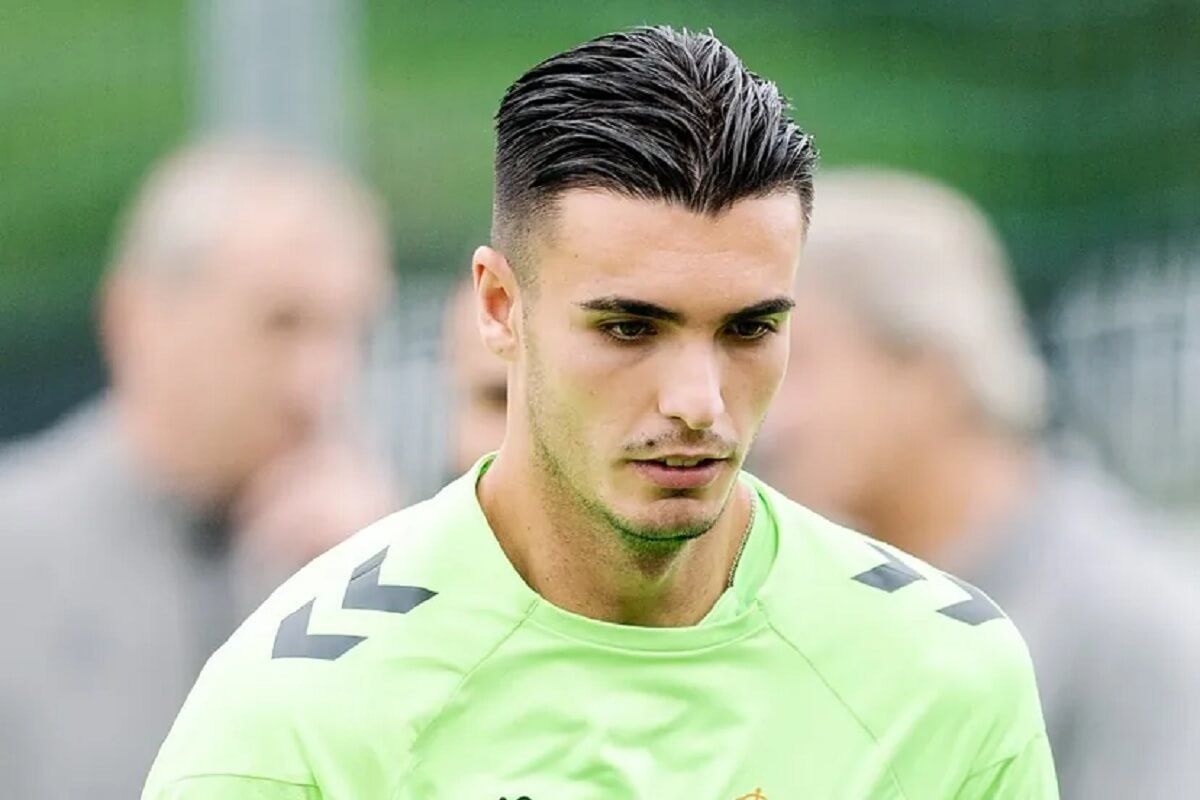  Ismael Sierra, entrenando con el Betis.
