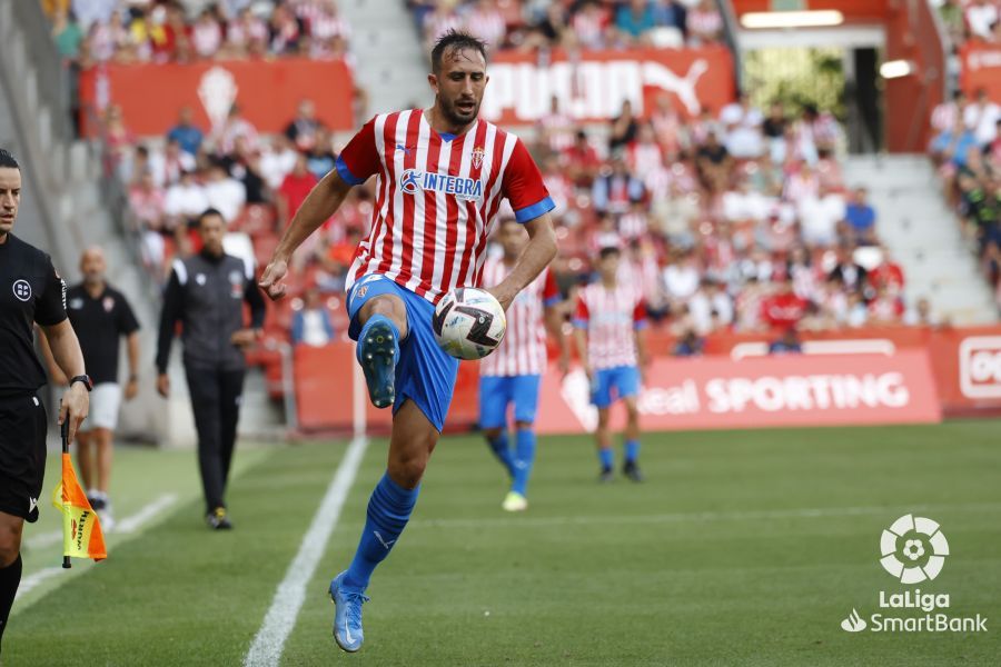 Izquierdoz controla el balón en el Sporting-Burgos.