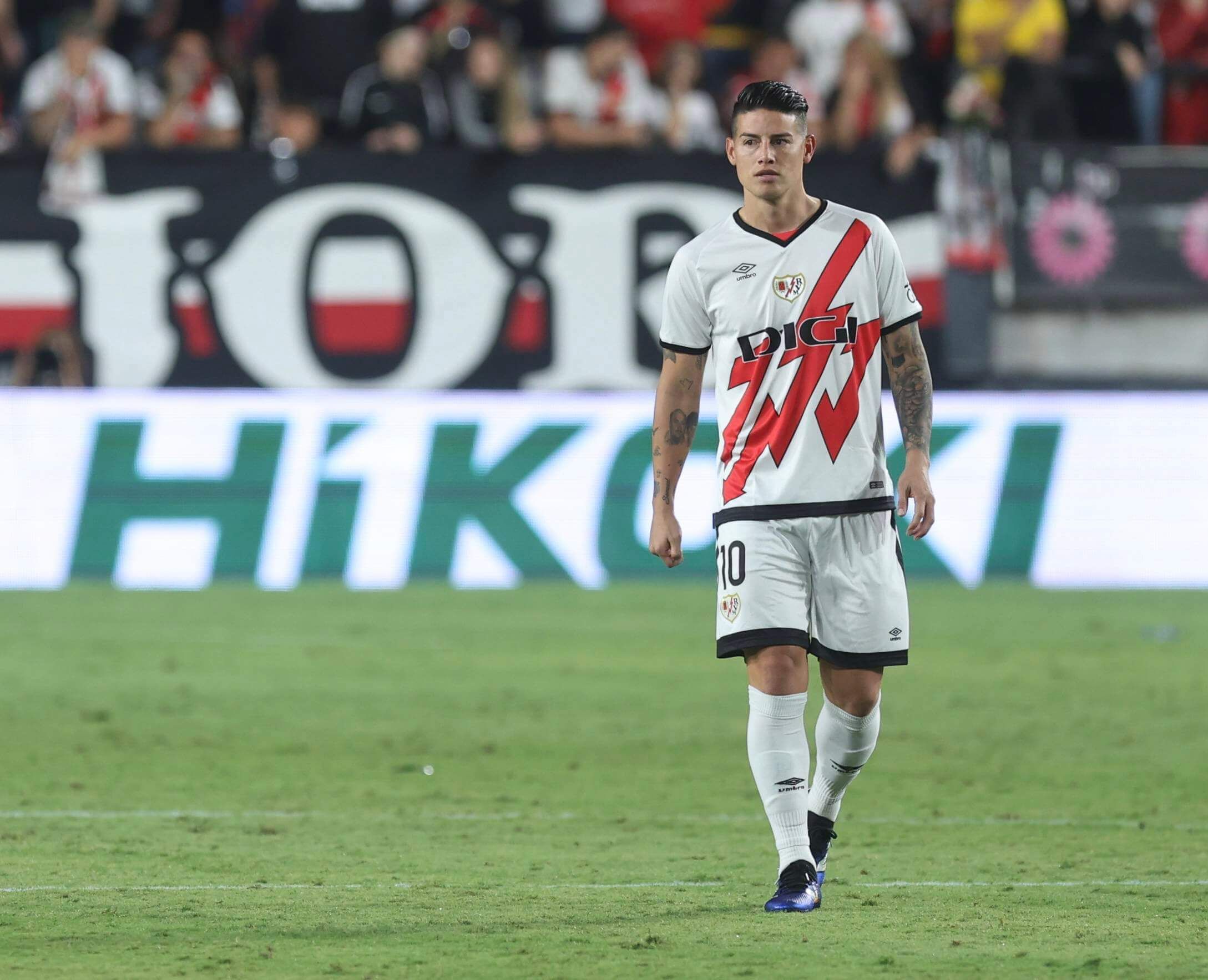James Rodríguez entra al campo en un partido del Rayo Vallecano.