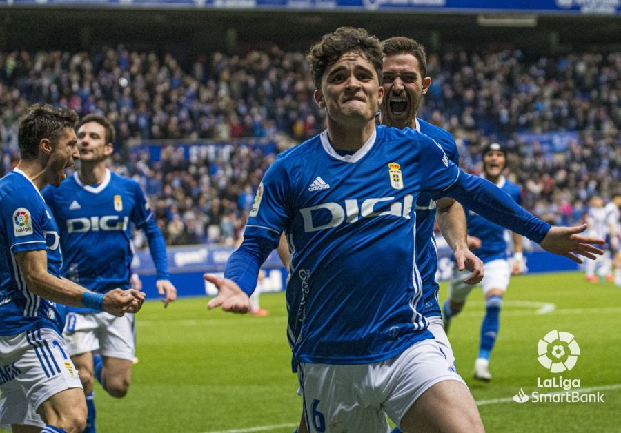 Javi Mier celebra su gol en el Real Oviedo-Valladolid (Foto: LaLiga).