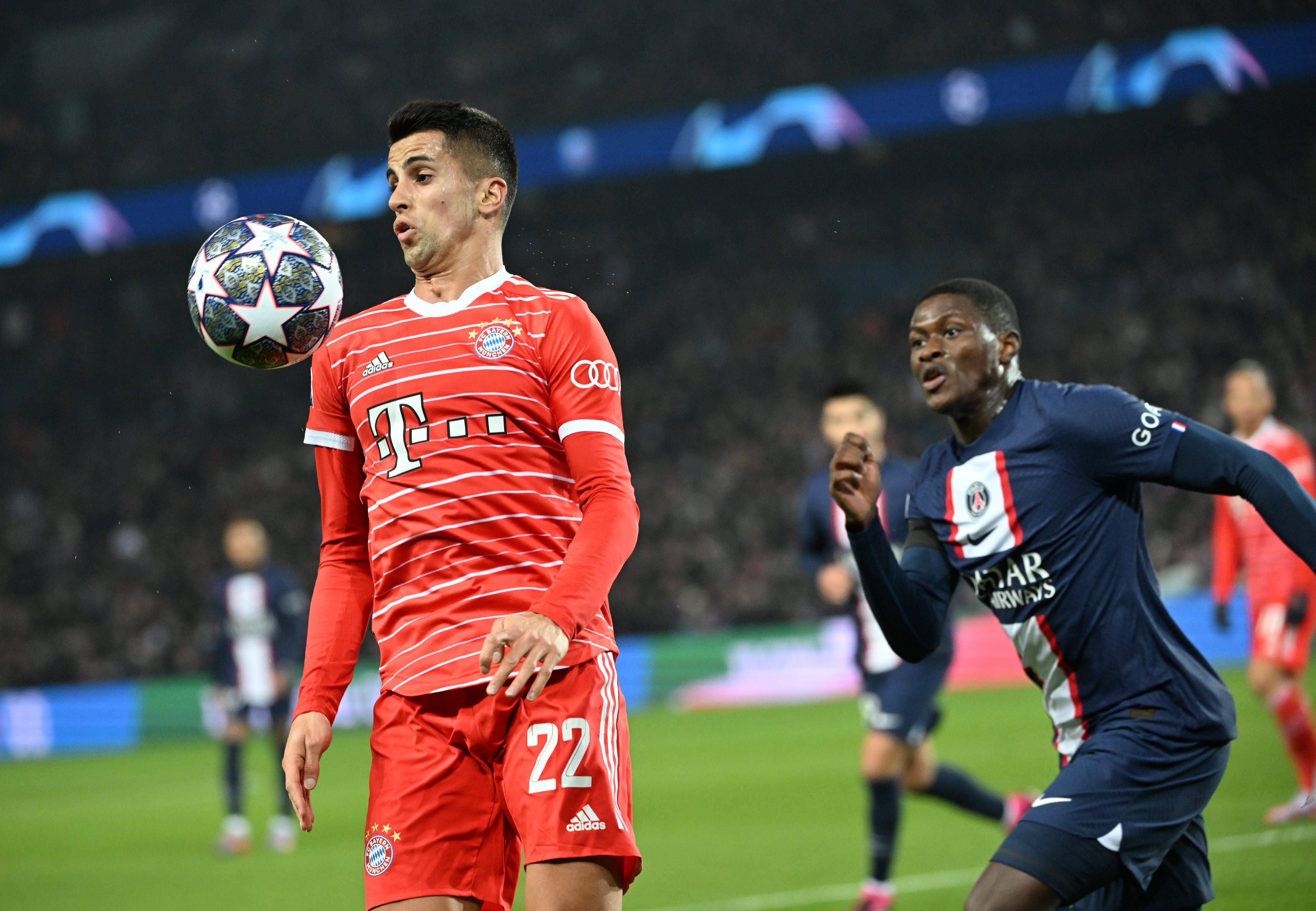 Joao Cancelo, controla el balón en un partido del Bayern  (FOTO: Cordón Press).