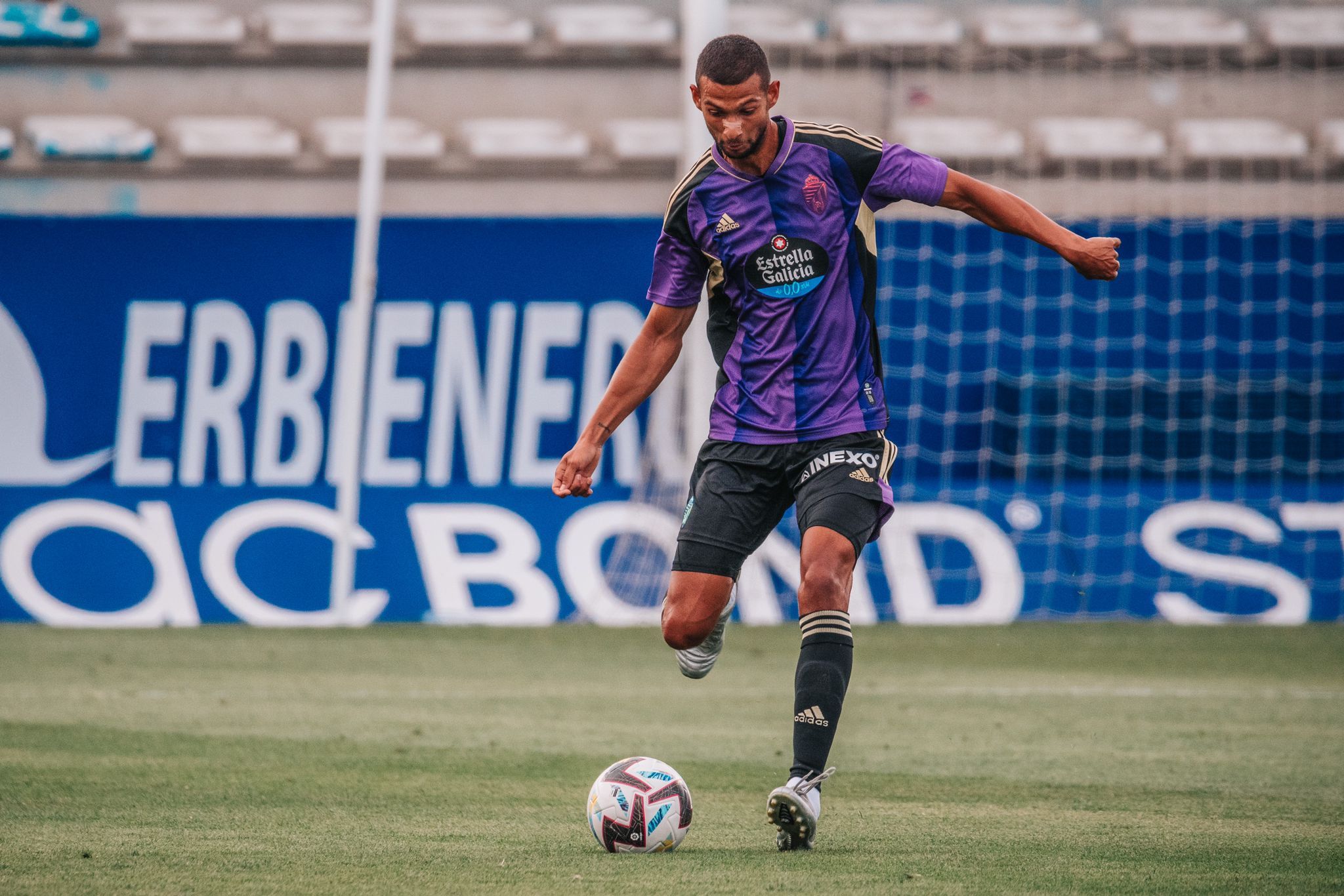 Joaquín golpea la pelota ante la Ponfe (Foto: Sara Cabezas).