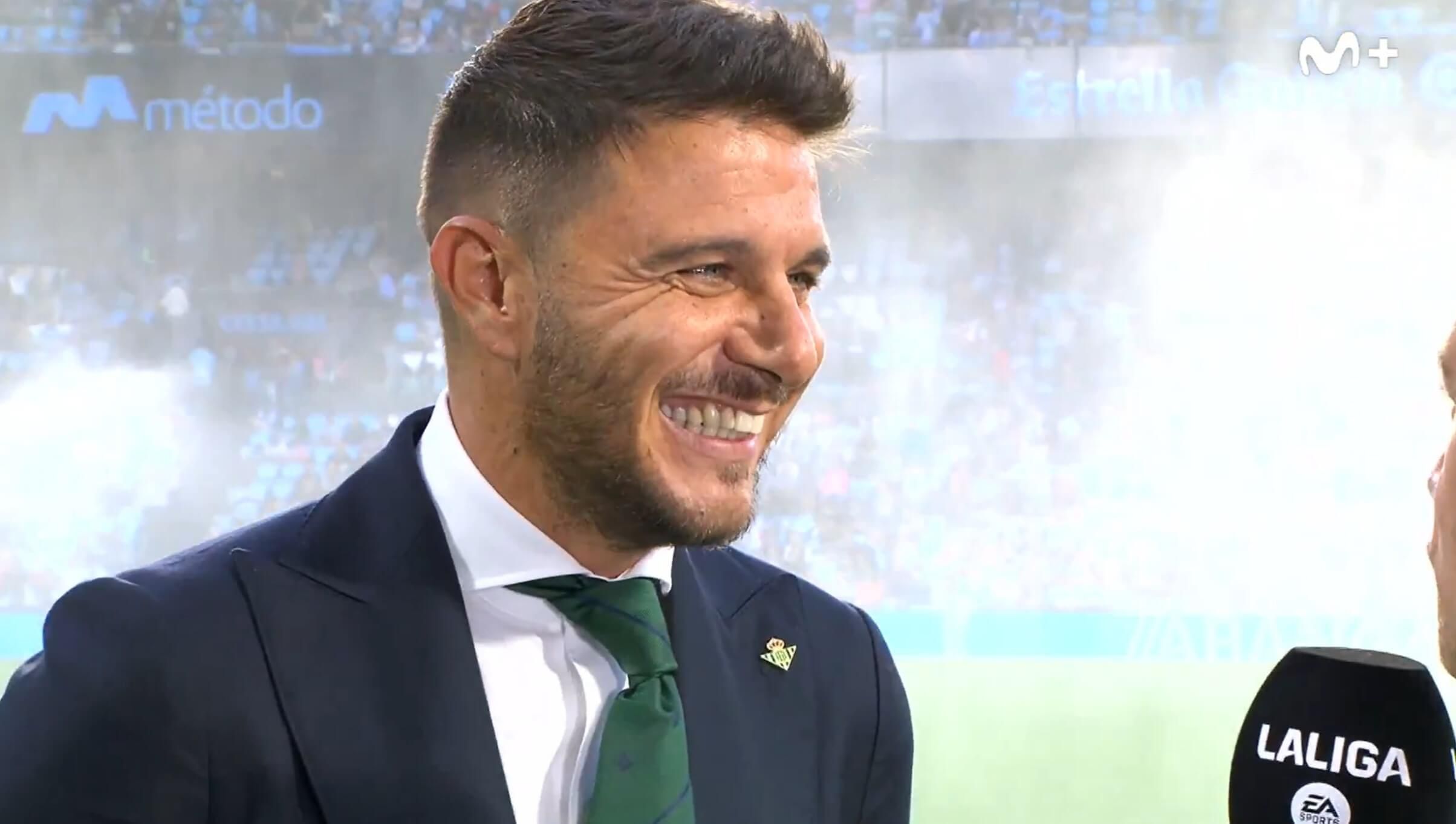 Joaquín Sánchez sonríe tras la pregunta sobre el fichaje de Antony (Imagen: Movistar Plus).