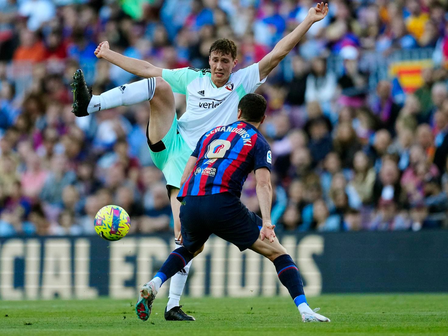 Jorge Herrando, en el Barcelona - Osasuna, ante Lewandowski (Foto: EFE).