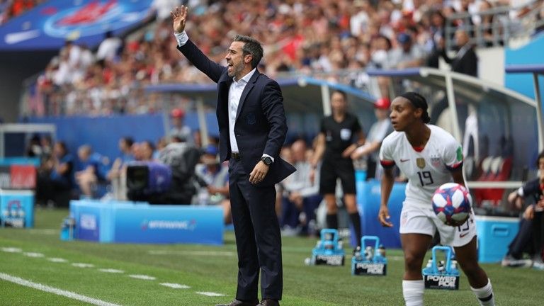  Vilda dando indicaciones ante EEUU.