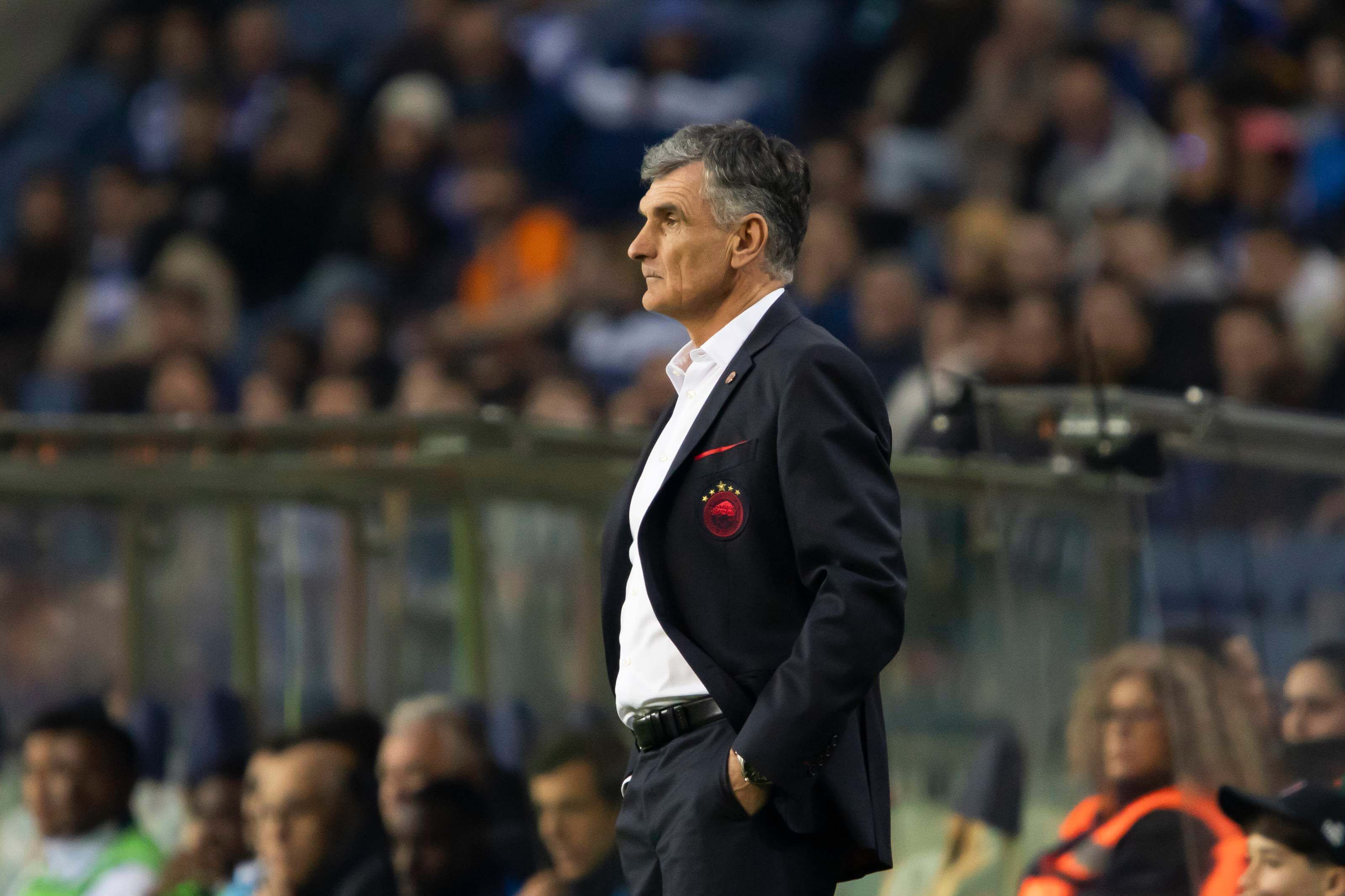  José Luis Mendilibar, durante un partido de Olympiacos.