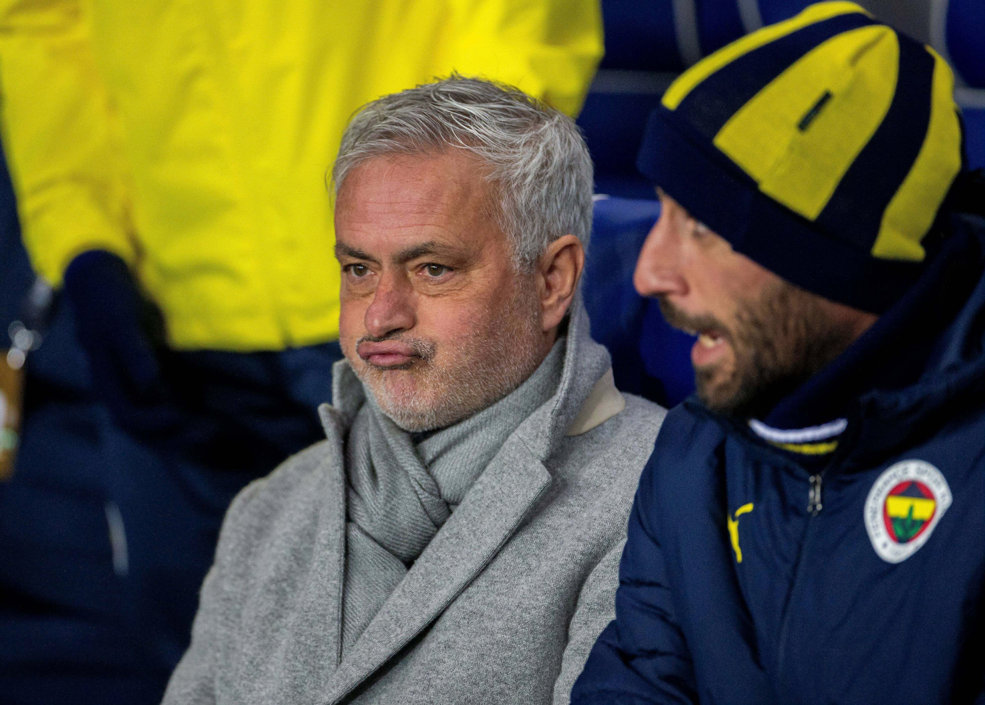  José Mourinho, en el banquillo del Fenerbahce.