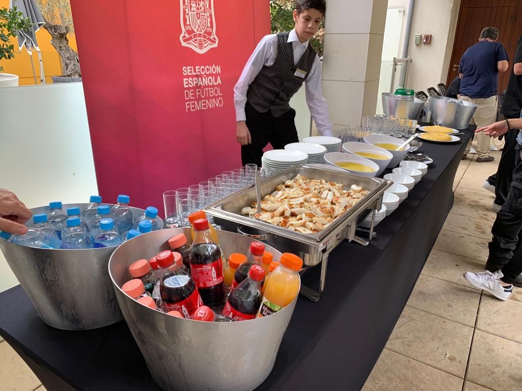  Juan Arbizu cocina para los medios.