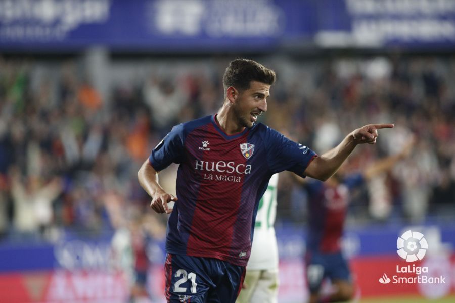 Juan Carlos Real celebrando su gol con el Huesca ante el Elche (Foto: LaLiga).