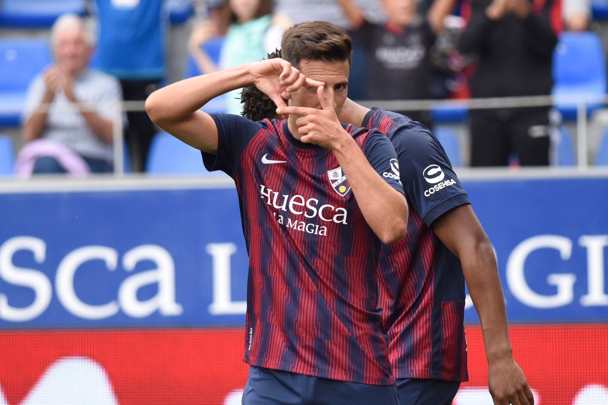  Juan Carlos Real celebra un gol con el Huesca.