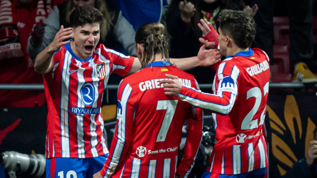  Julián Álvarez, Antoine Griezmann y Giuliano Simeone celebran un gol (Cordon Press)