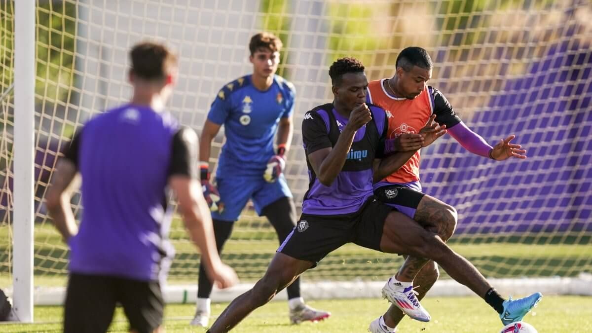  Juma pelea un balón con Kenedy en un entrenamiento.