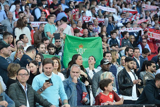  Aficionados béticos y sevillistas, en el último derbi sevillano.