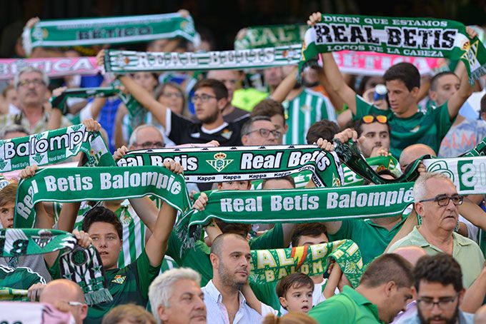 Afición del Betis en el estreno de la temporada en el Villamarín.