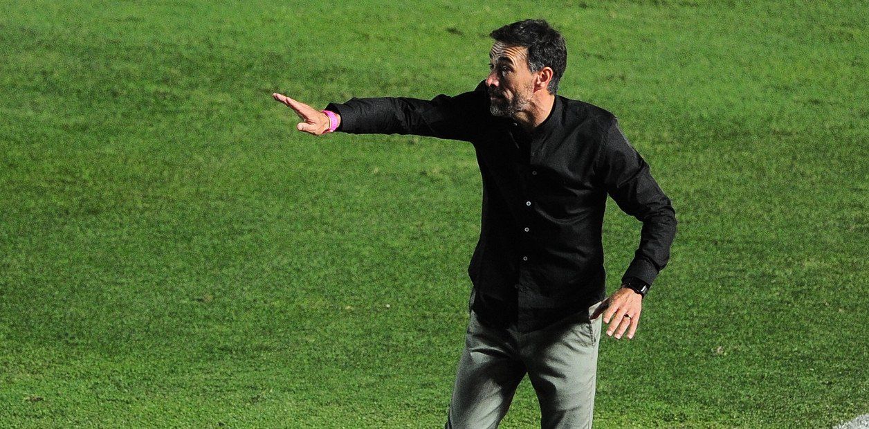  Kily González da indicaciones durante un partido.