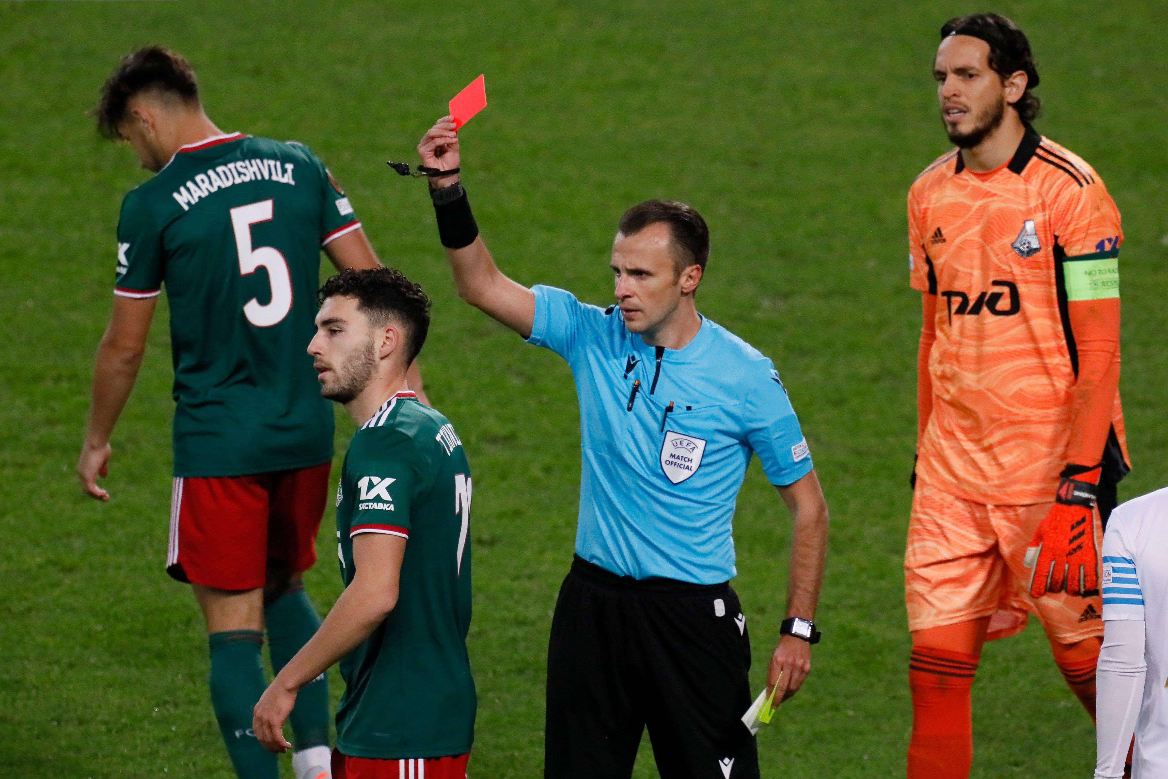  Tiknizyan, siendo expulsado jugando con el Lokomotiv.