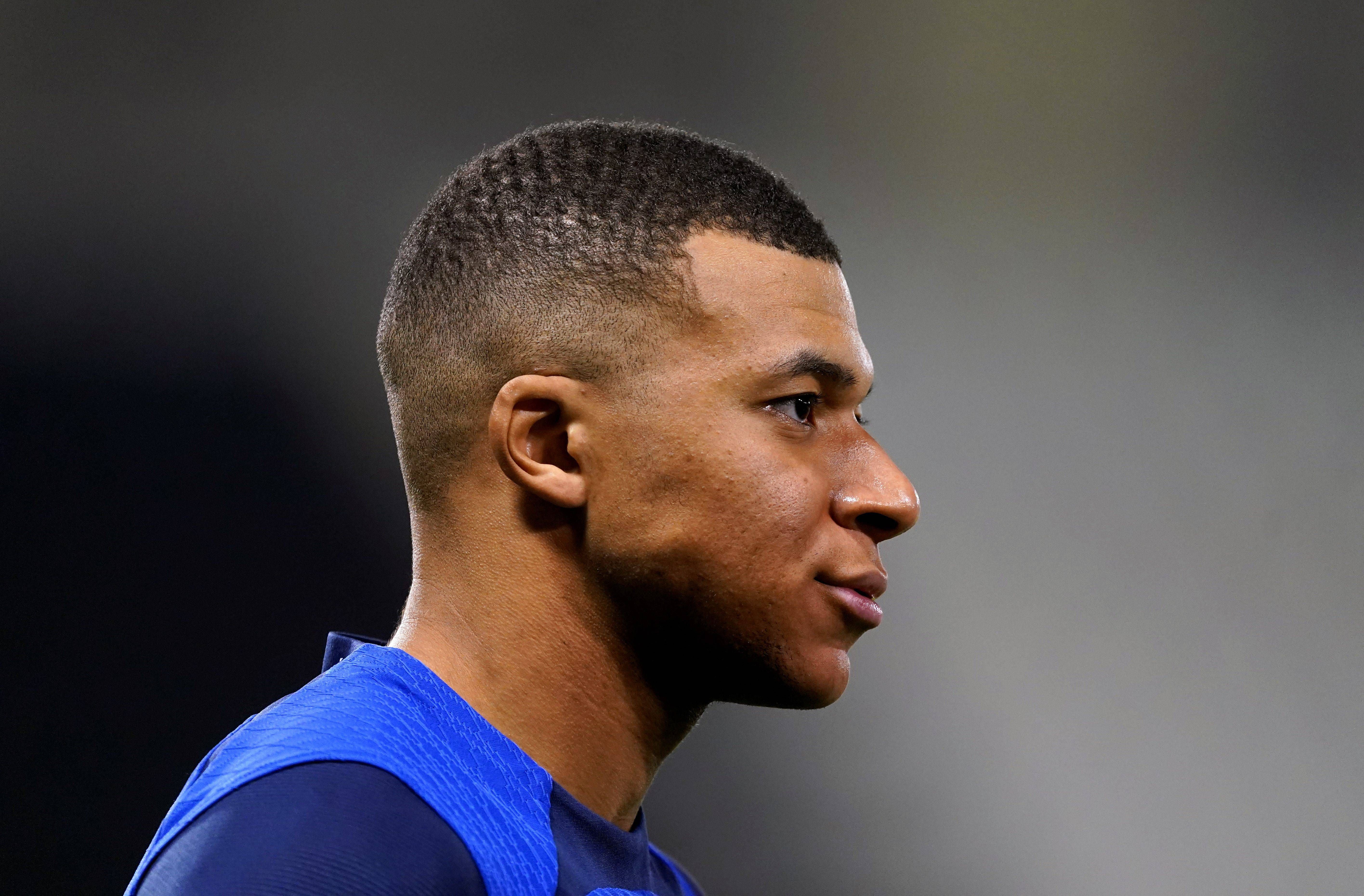 Kylian Mbappé calienta antes de un partido del PSG (Foto: Cordon Press).