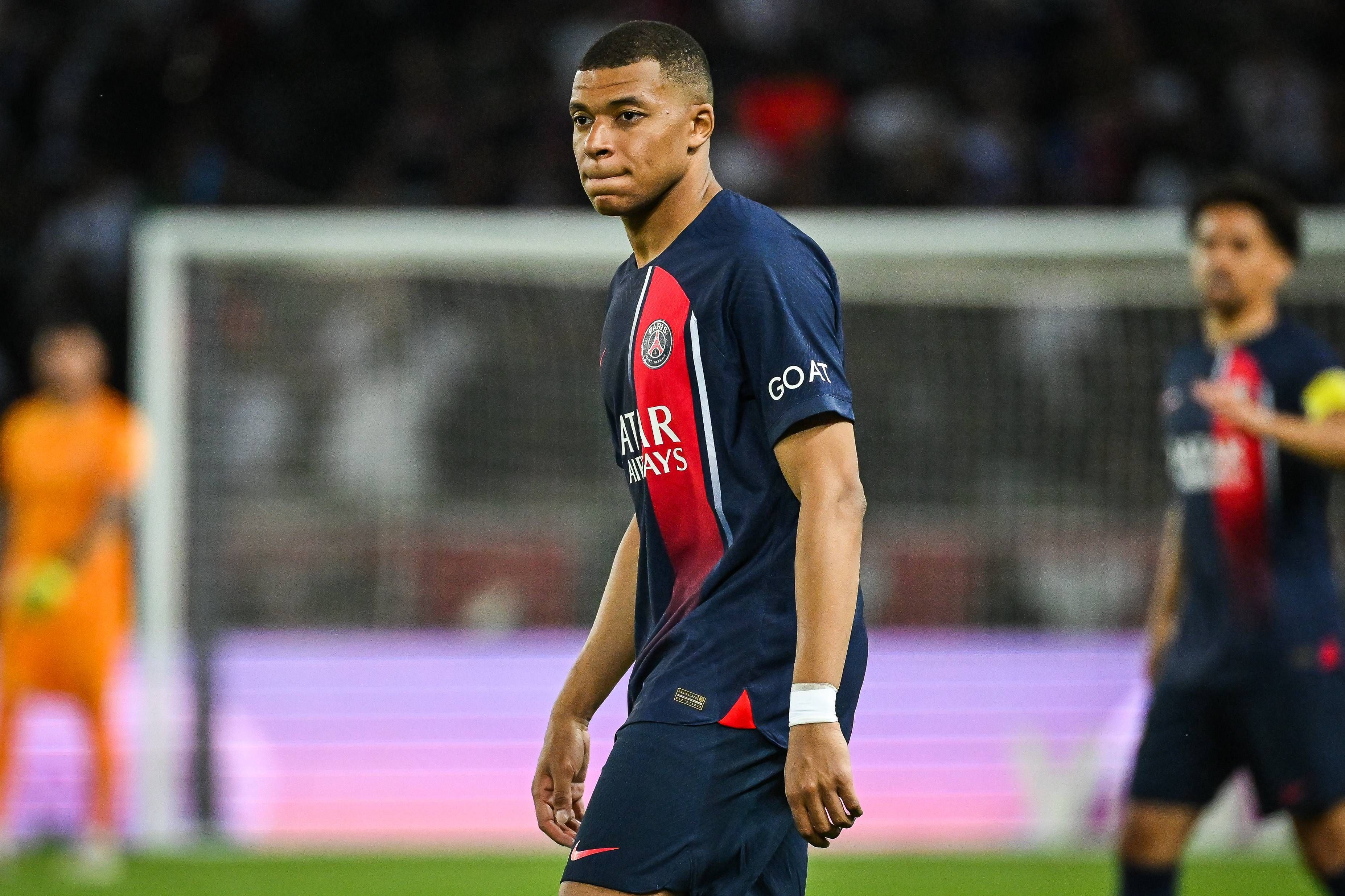 kylian_mbappe_con_la_camiseta_del_psg_foto_cordon_press_001.jpg
