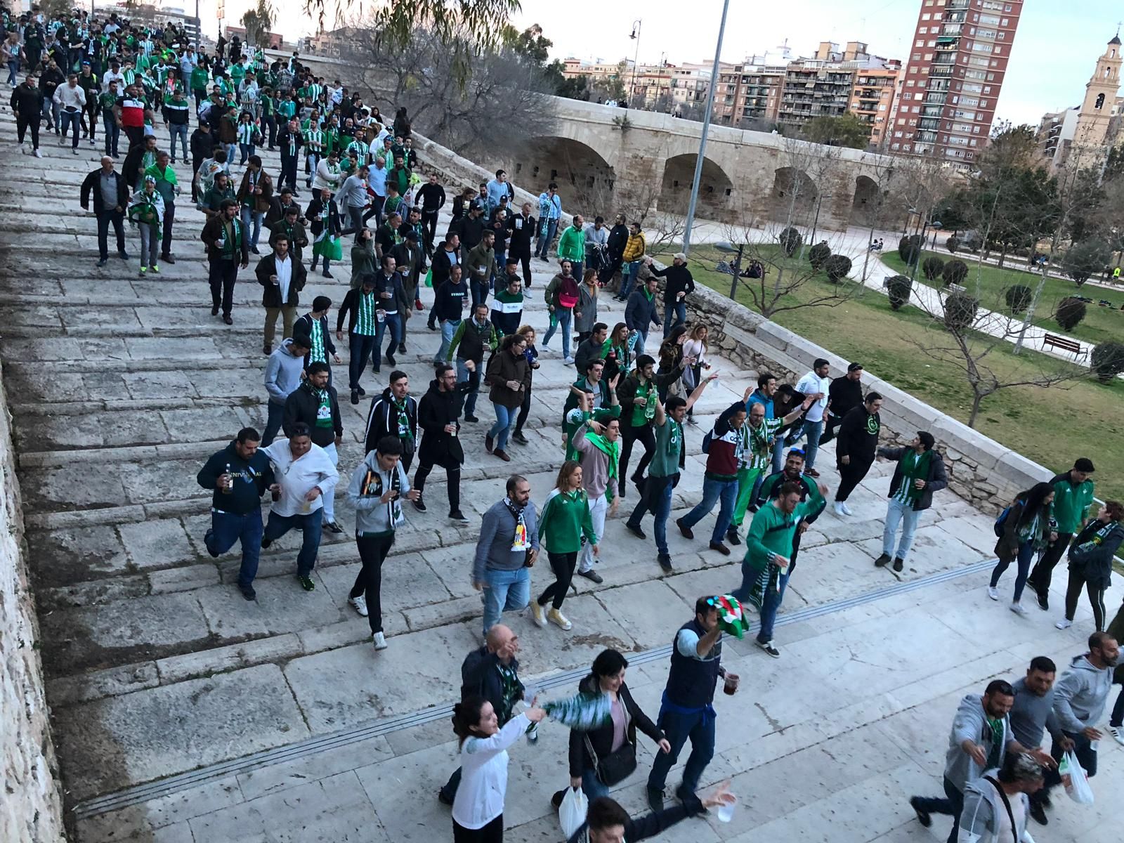  La afición del Betis se dirige a Mestalla.