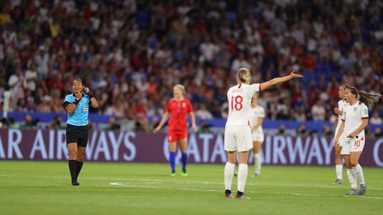 La colegiada brasileña Edina.