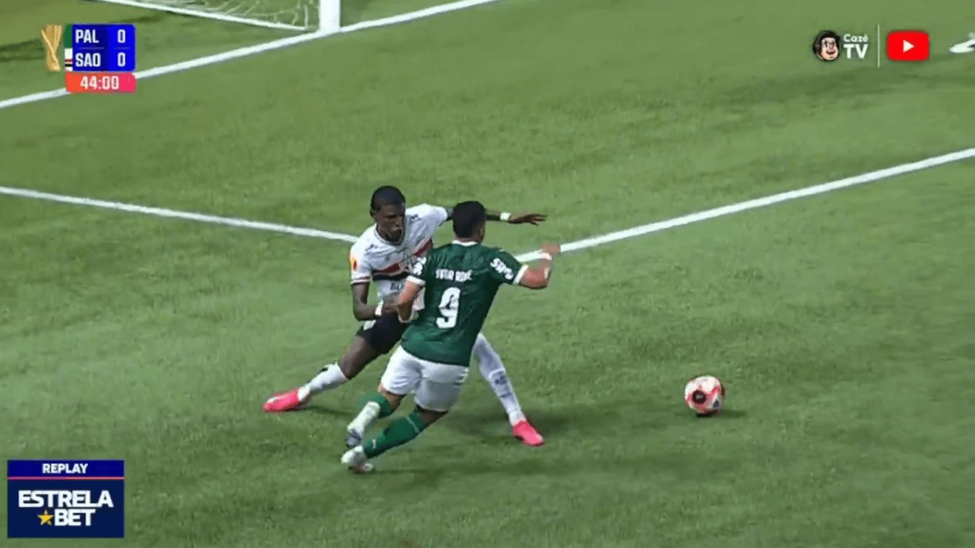 La polémica acción de Vitor Roque en su debut con Palmeiras.