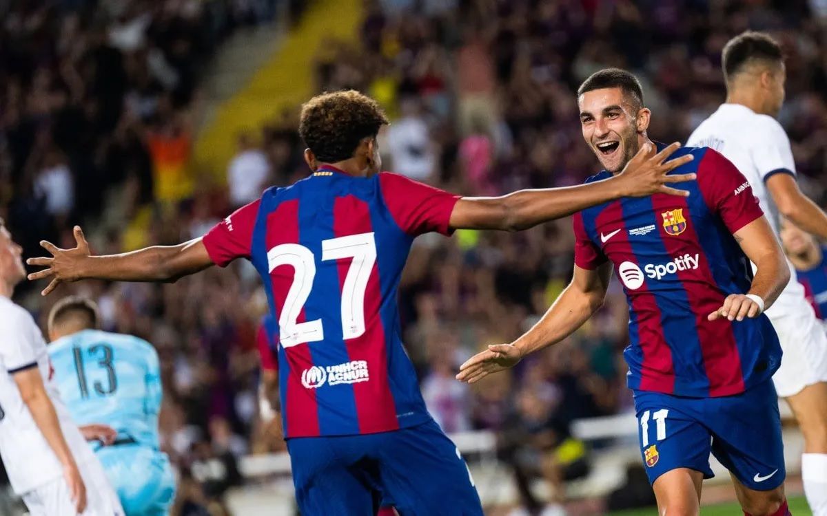 Lamine Yamal abraza a Ferran Torres durante la victoria del Barcelona en el Joan Gamper. Fuente: FC
