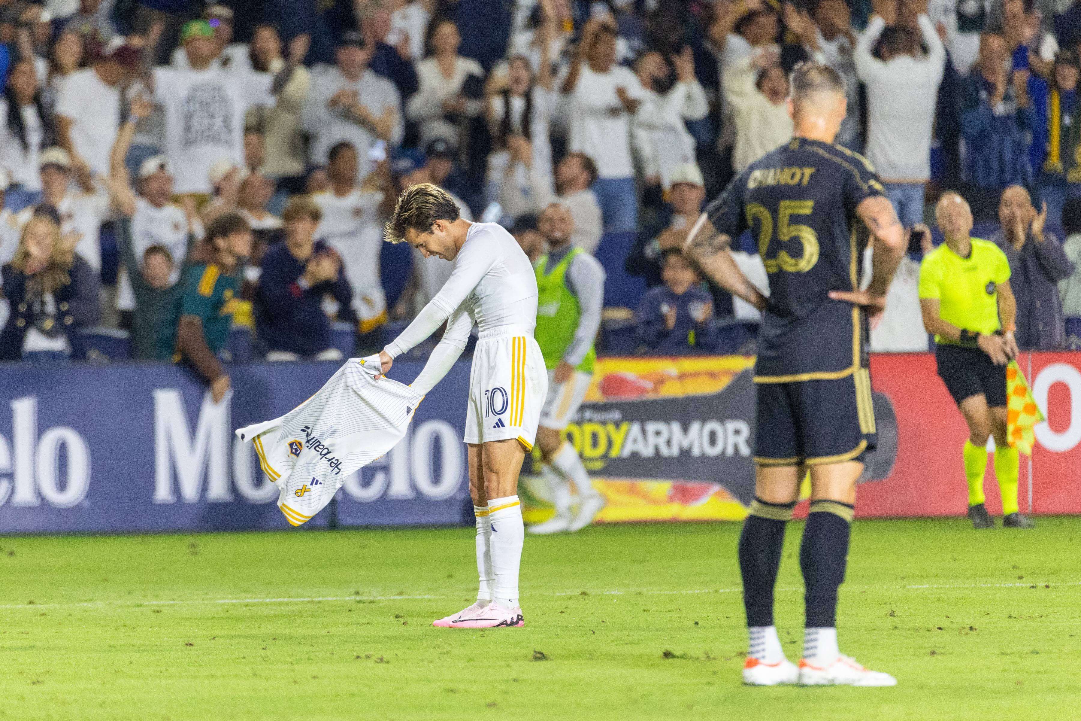  Riqui Puig celebra un gol haciendo un pase torero.