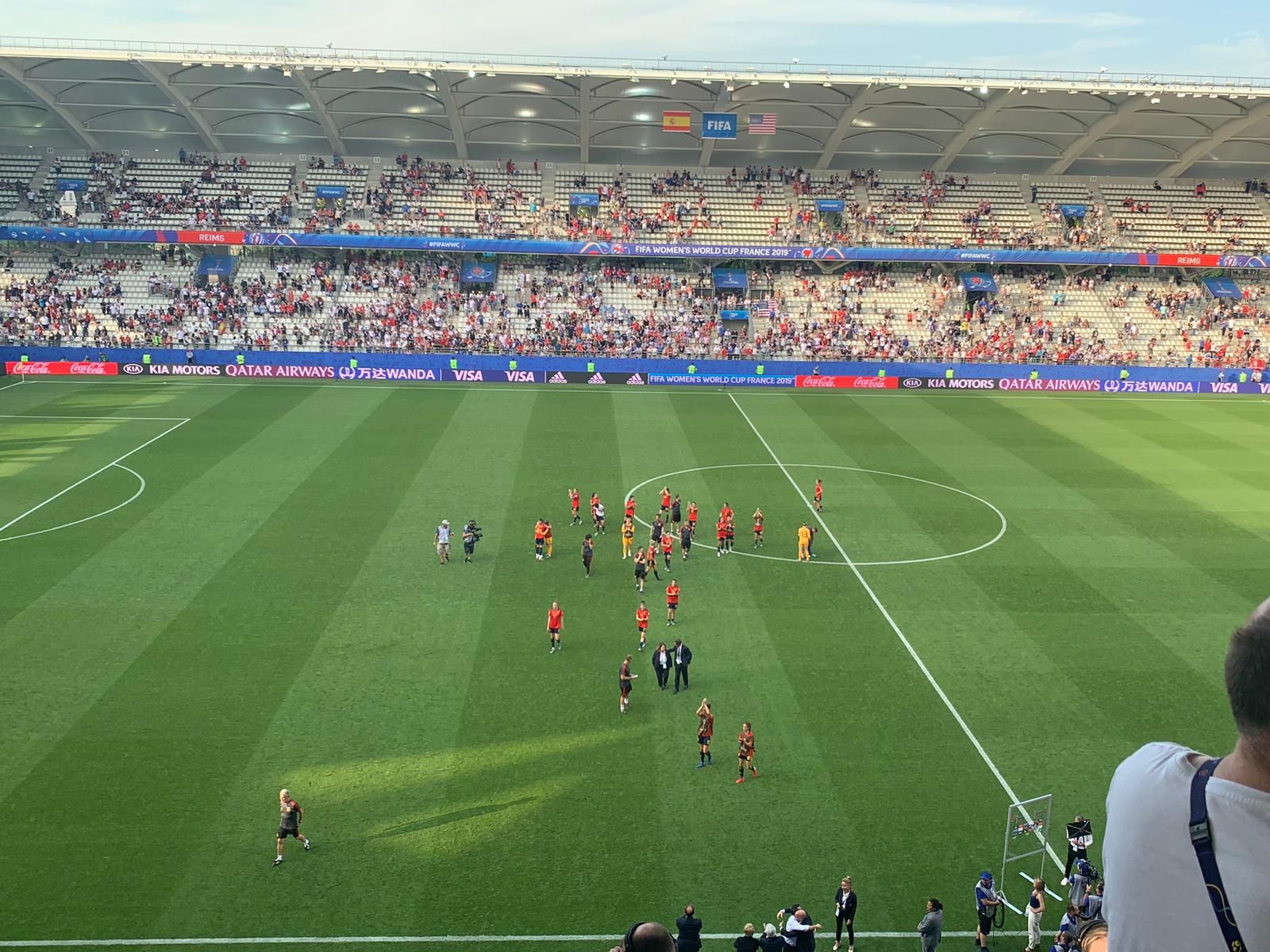 Las jugadoras aplauden a la afición.