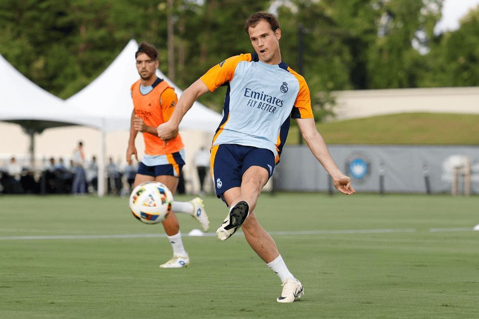 Juanmi Latasa, en un entrenamiento con el Real Madrid