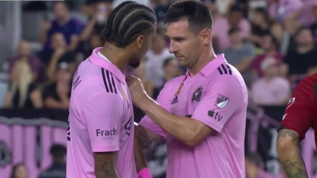  Leo Messi en el momento de marcharse.