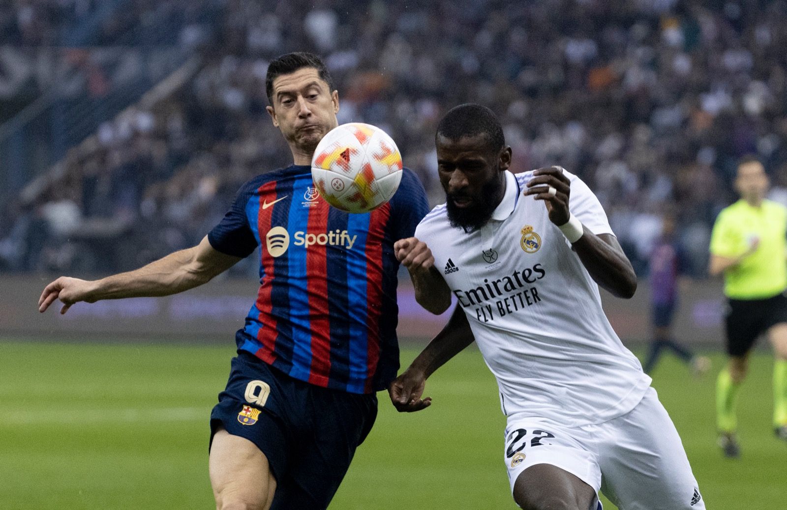 Lewandowski pelea por un balón con Rüdiger.