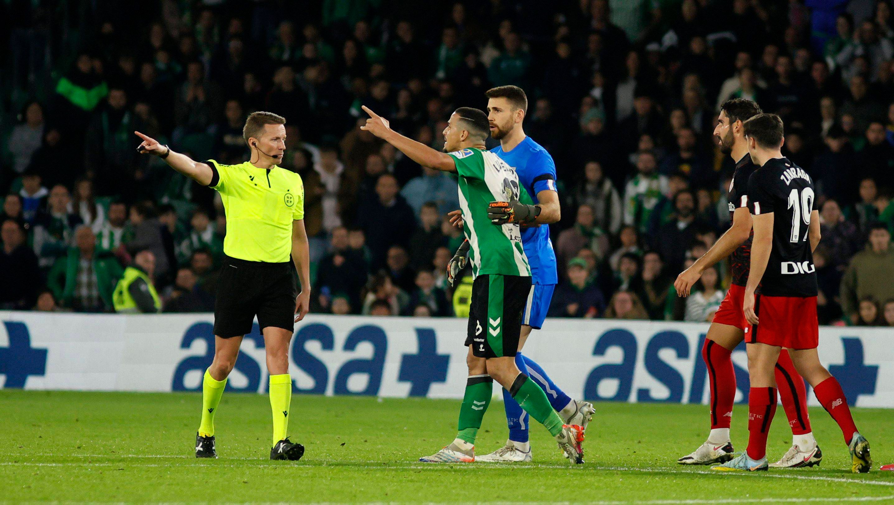  Luiz Felipe, protestándole a Hernández Hernández.