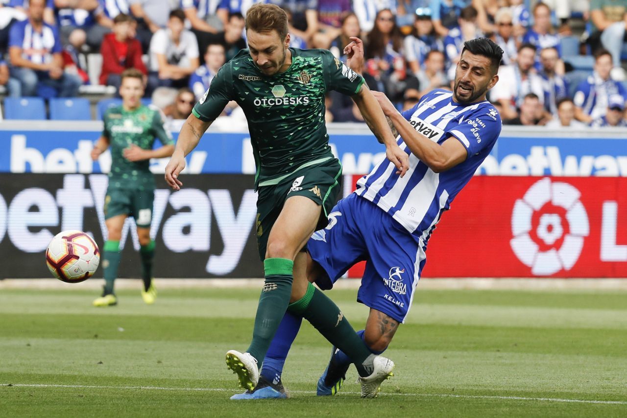  Loren Morón y Maripán luchan por un balón en el Alavés-Betis.