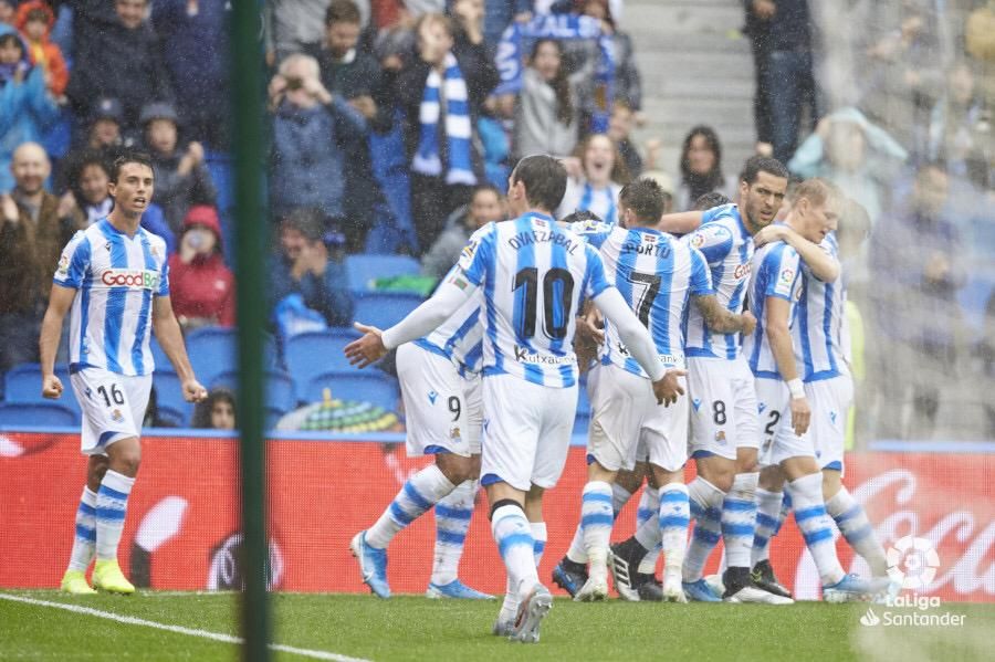  Los jugadores de la Real celebran un gol ante el Betis.