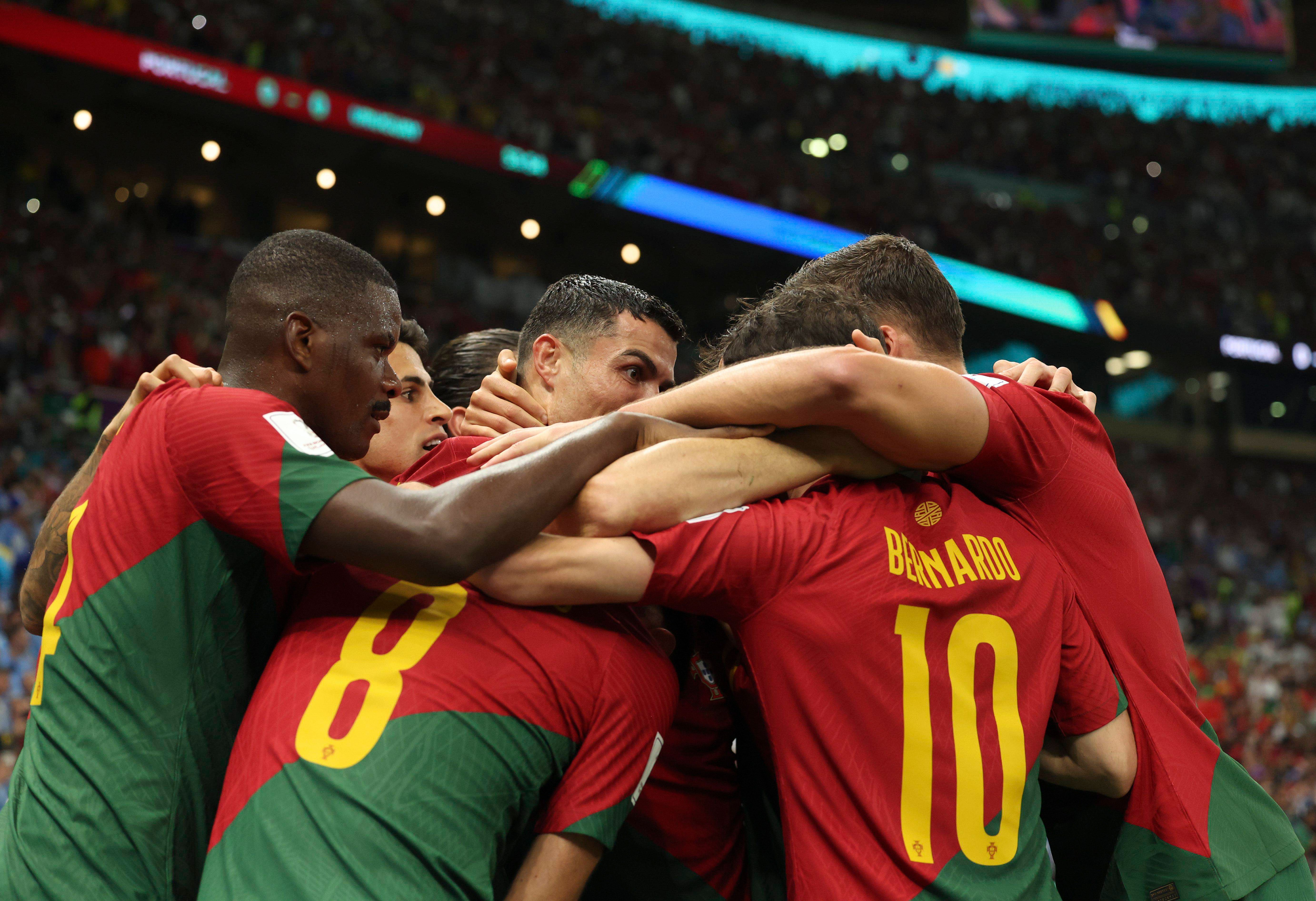  Los jugadores de Portugal celebran uno de los goles ante Uruguay.