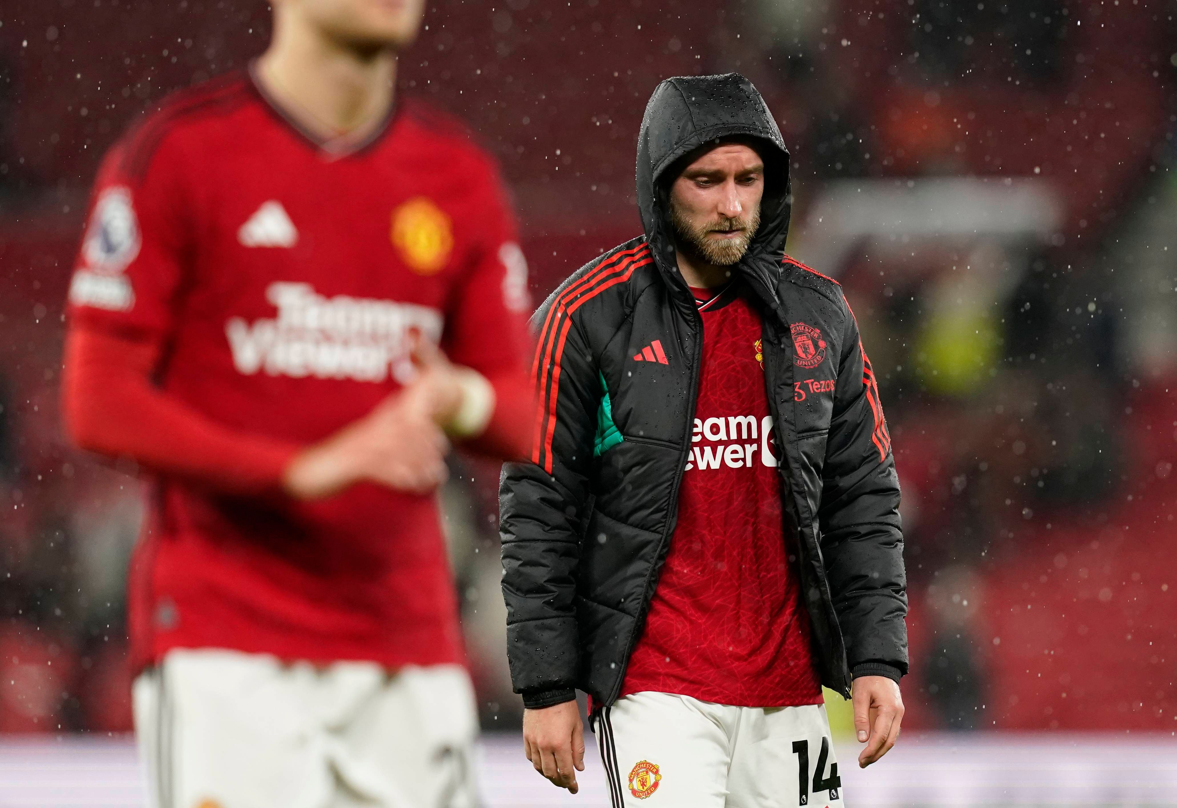 Los jugadores del United, derrotados tras caer en el derbi.