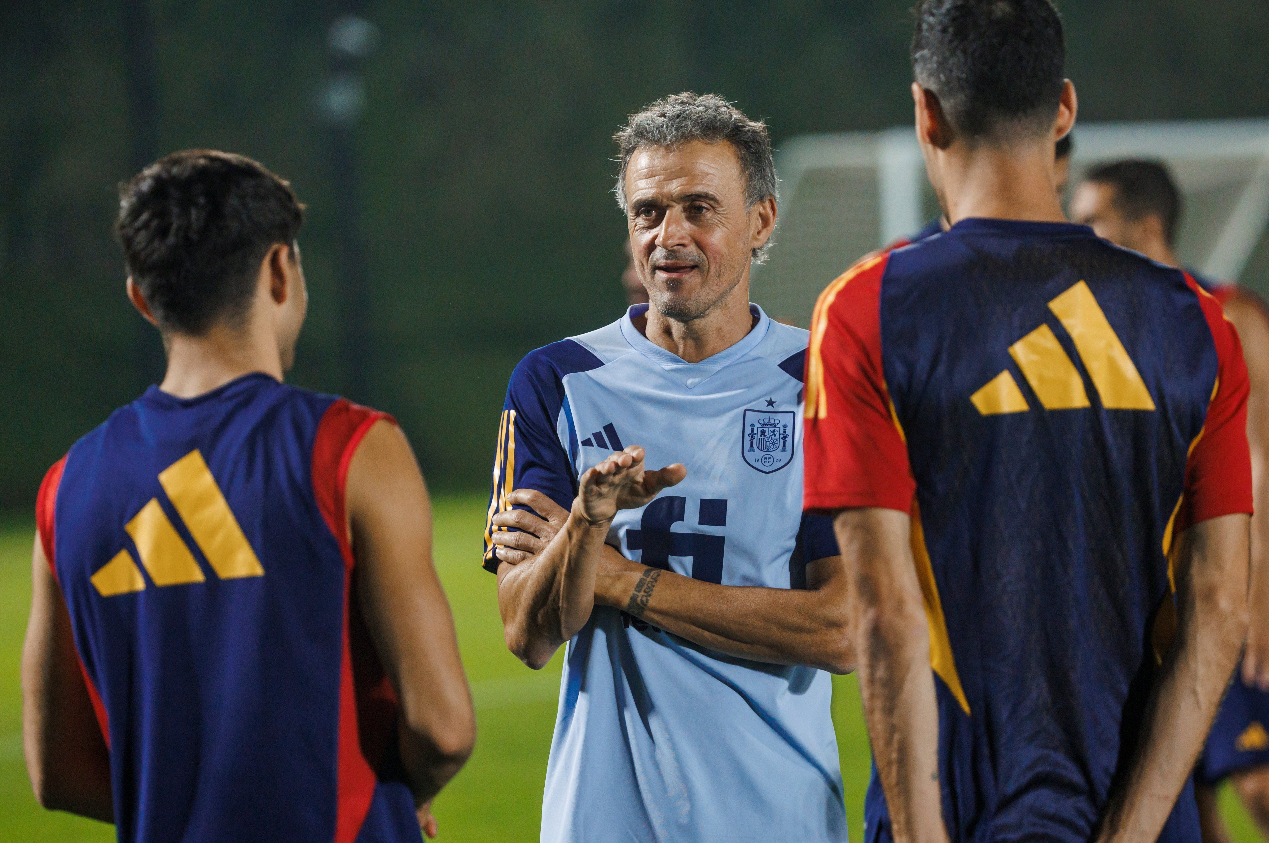  Luis Enrique da instrucciones en un entrenamiento.