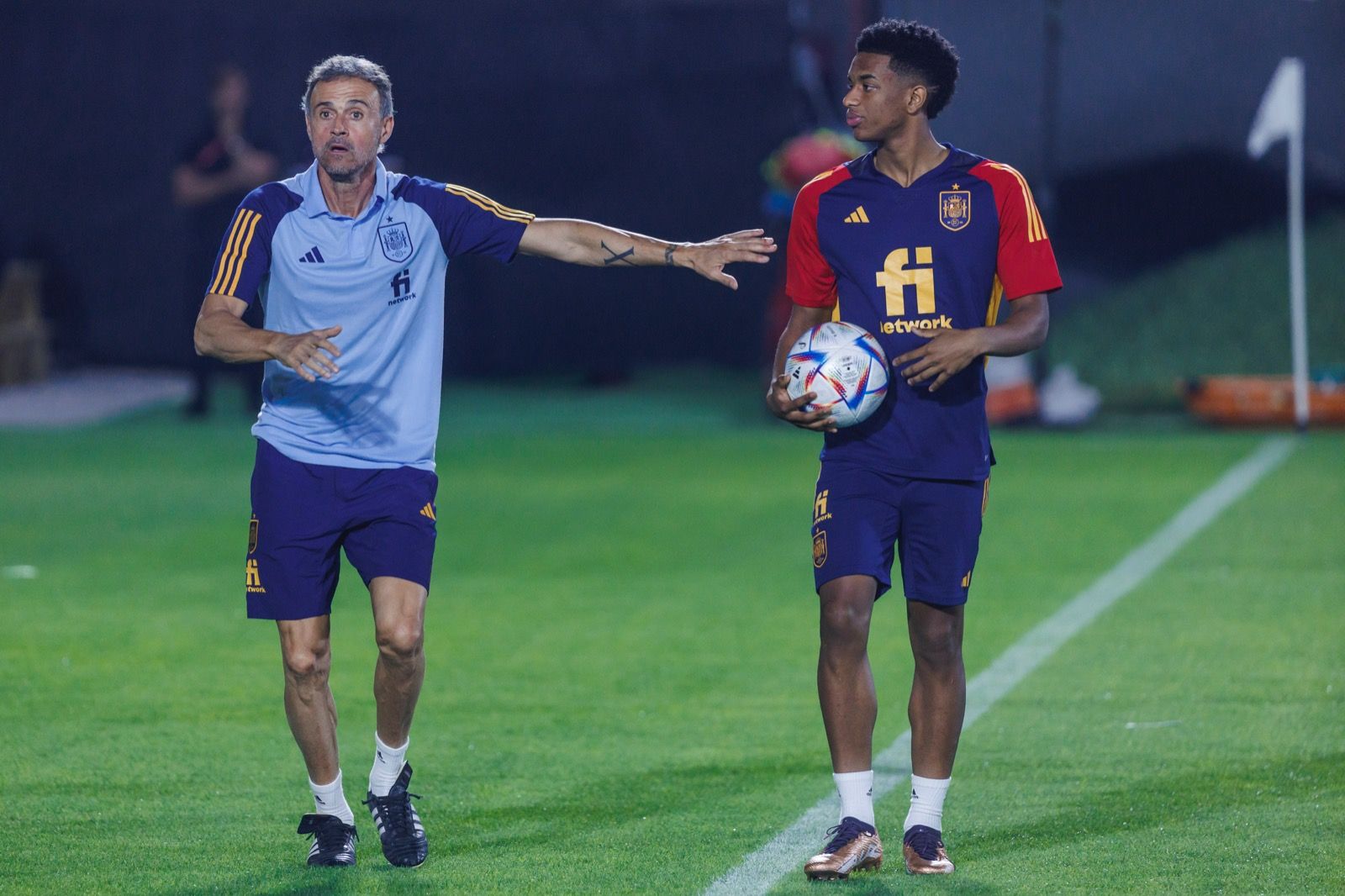  Luis Enrique y Alejando Balde, durante un entrenamiento en el Mundial de Qatar.