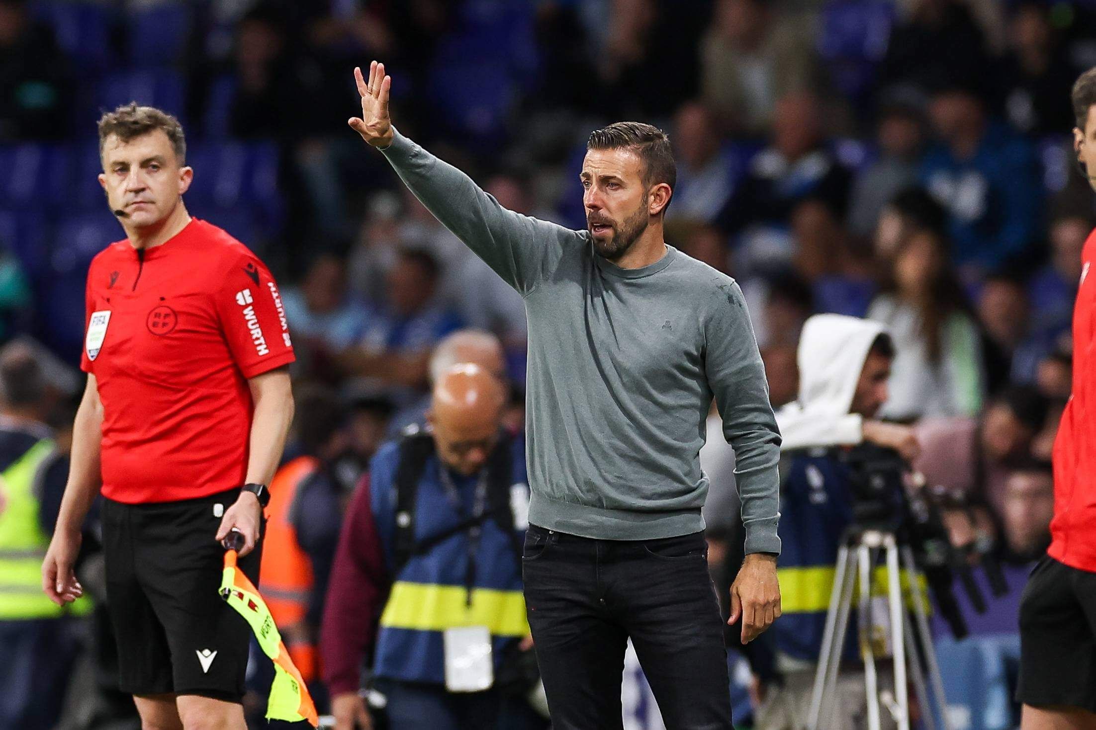 Luis García, durante un partido como técnico.