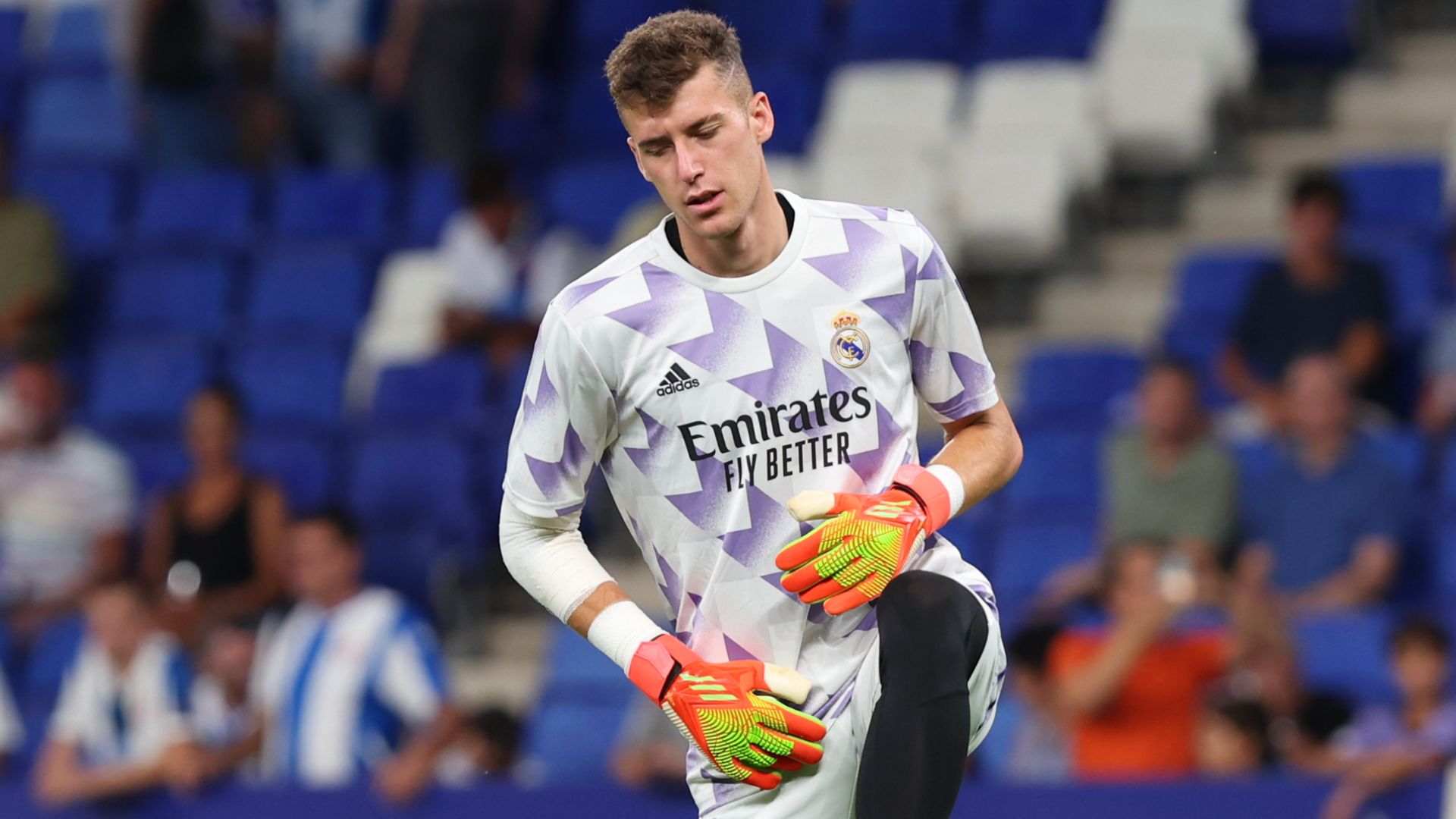 Luis López, calentando con el Real Madrid (Foto: Cordon Press).