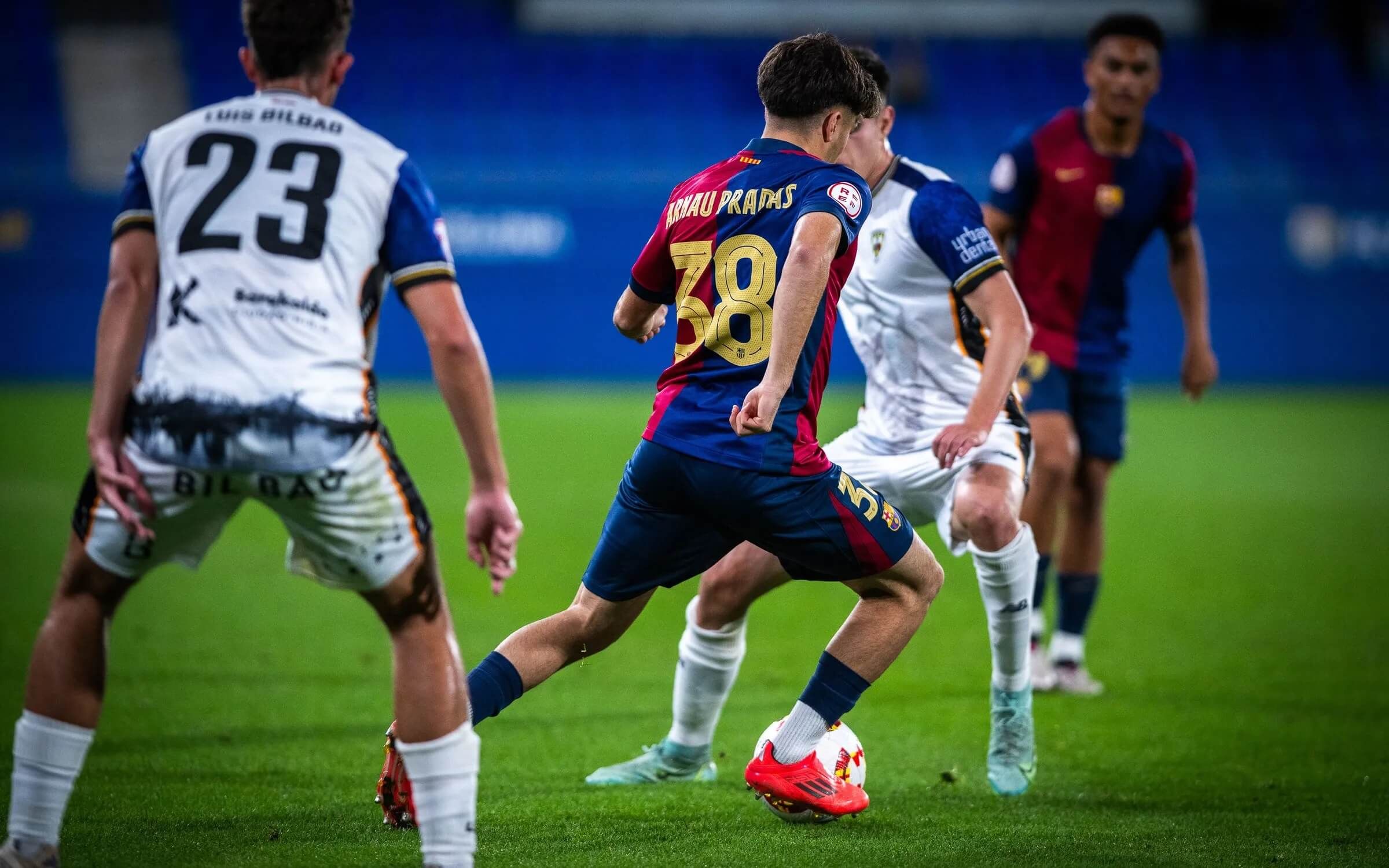  Luis Bilbao presiona a un rival ante el Barcelona B.