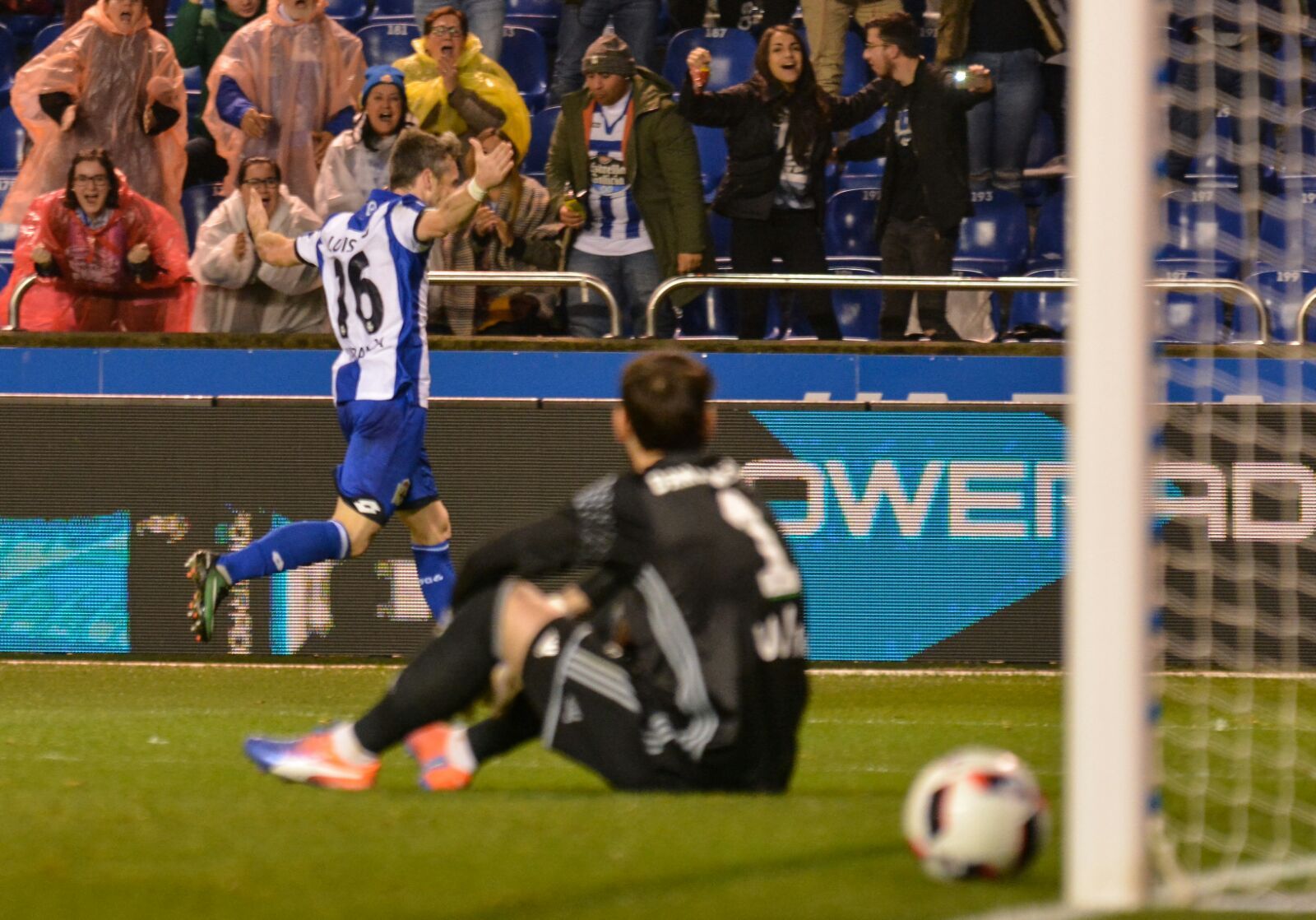 Dani Giménez, impotente con Luisinho celebrando el gol de fondo.