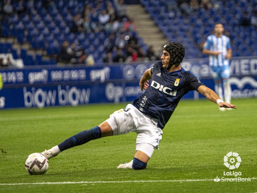 Luismi pelea un balón en el Oviedo-Málaga (Foto: LaLiga)