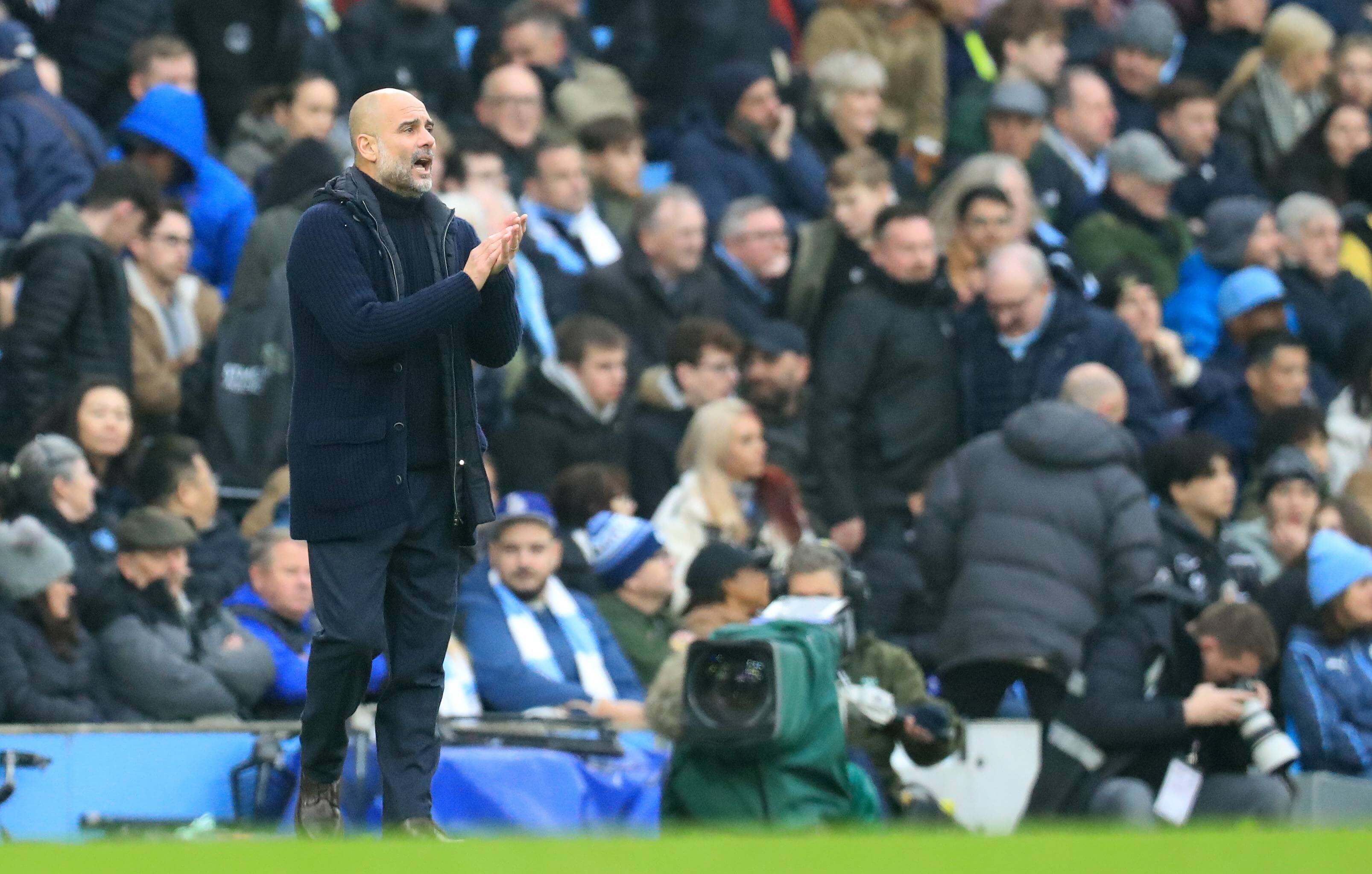  Pep Guardiola anima a sus jugadores en el Manchester City-Everton.
