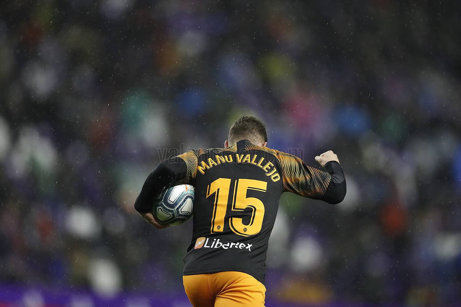  Manu Vallejo celebra un gol con el Valencia.