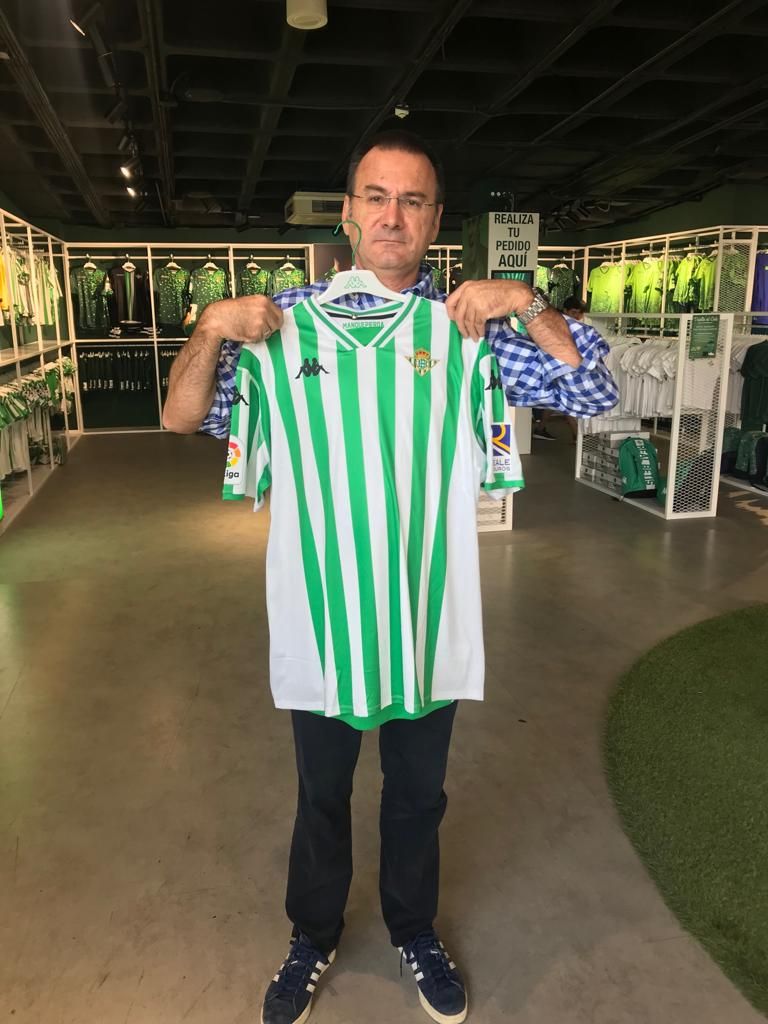  Manuel Valdivieso muestra la camiseta de Joaquín que le regaló a Kristaps Porzingis y que éste pasea por la NBA.