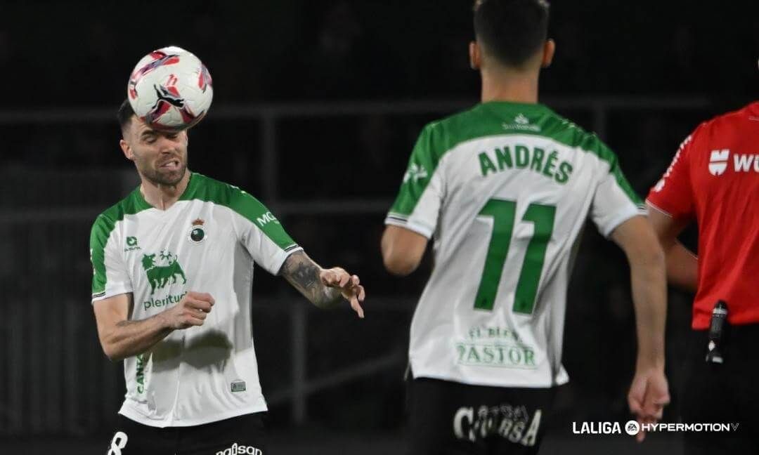  Manu Hernando cabecea un balón en el Racing - Burgos.