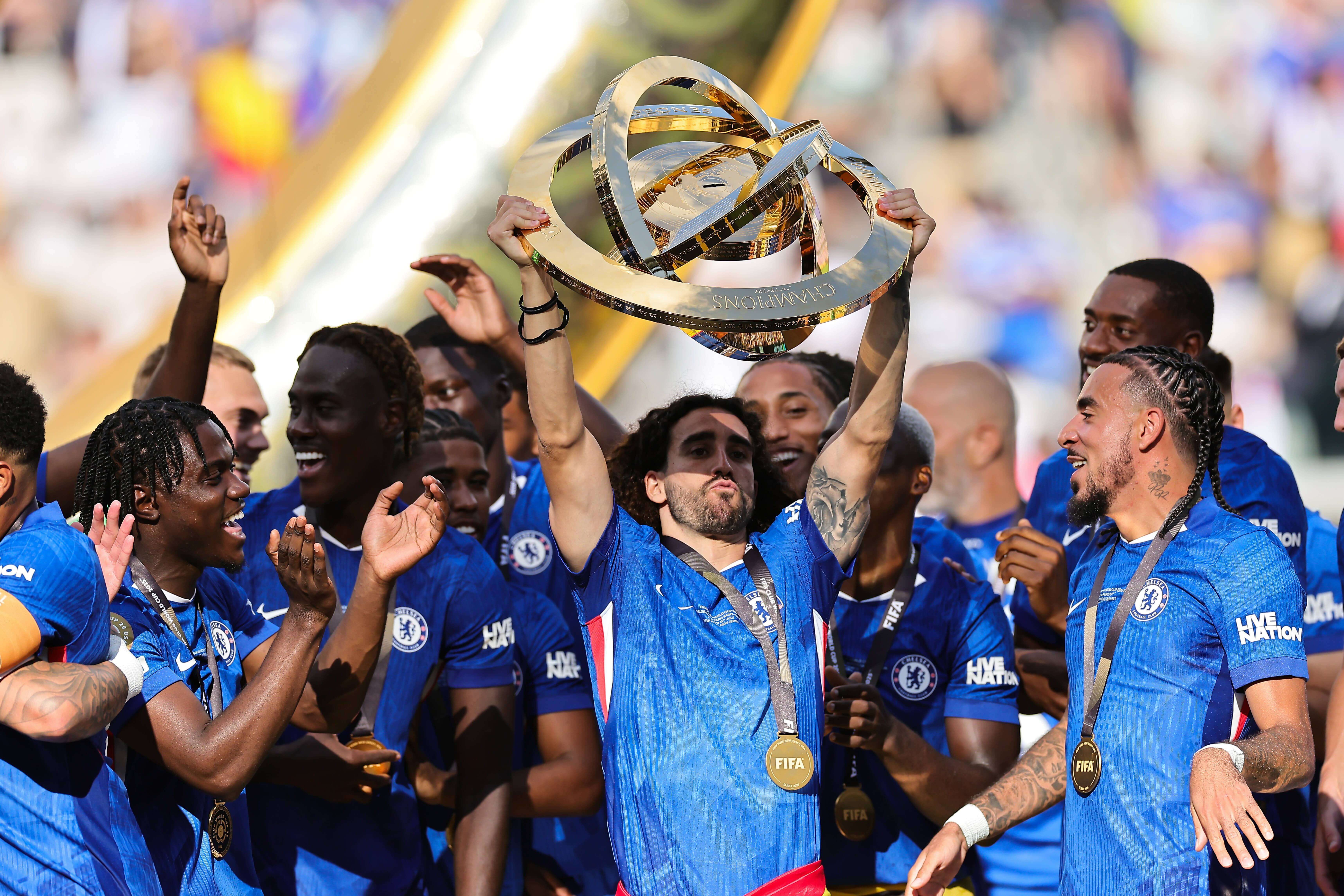 Marc Cucurella levanta el trofeo del Mundial de Clubes 2025