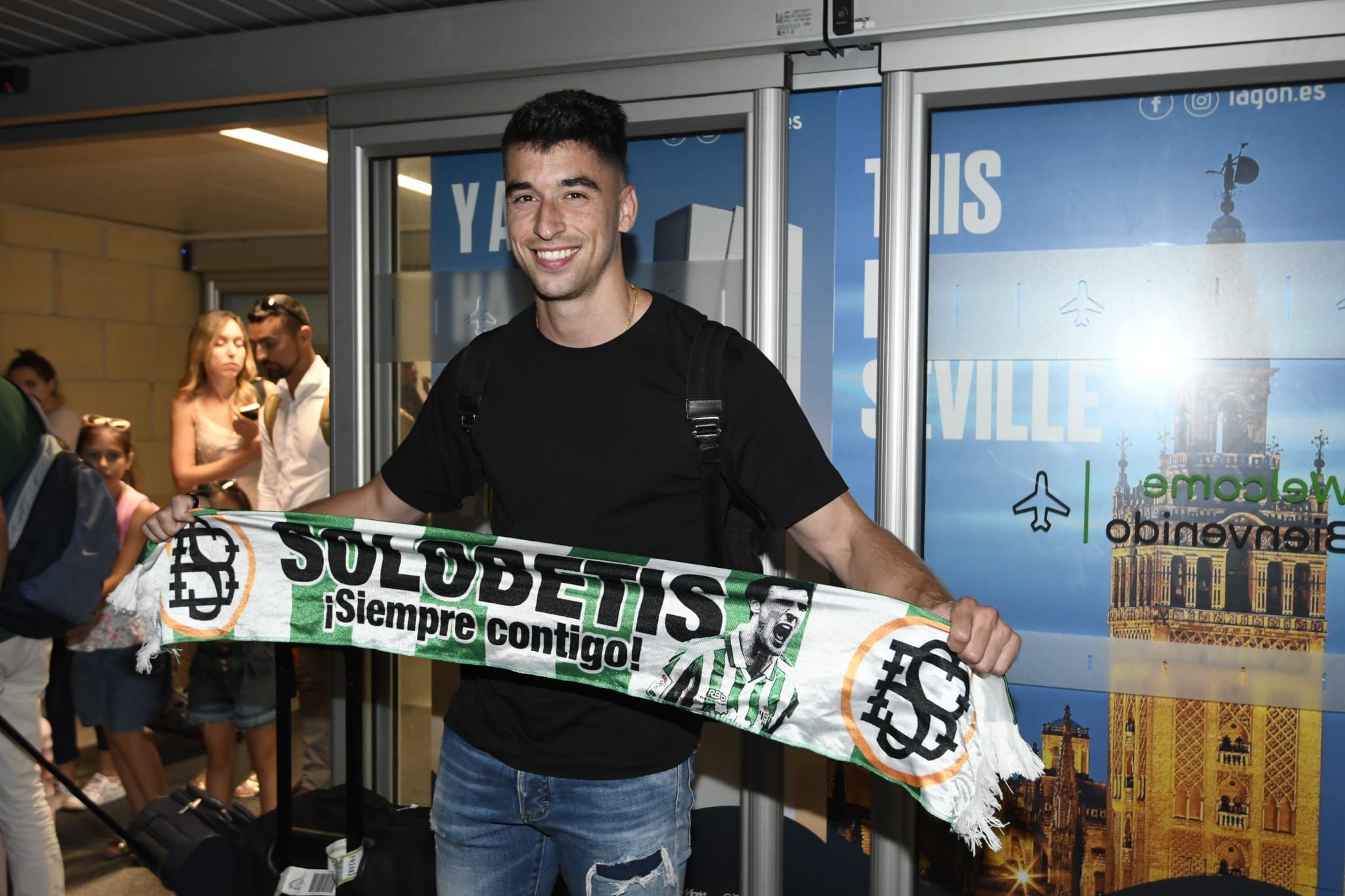 Marc Roca, en el aeropuerto (Foto: Kiko Hurtado)